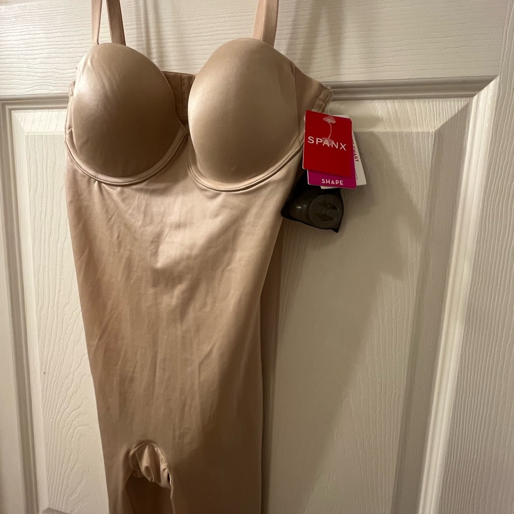 SPANX Strapless Mid-thigh Bodysuit. NWT. 4 way convertible straps. Never worn.